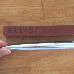 Ellis Faas creamy lips blood red L101